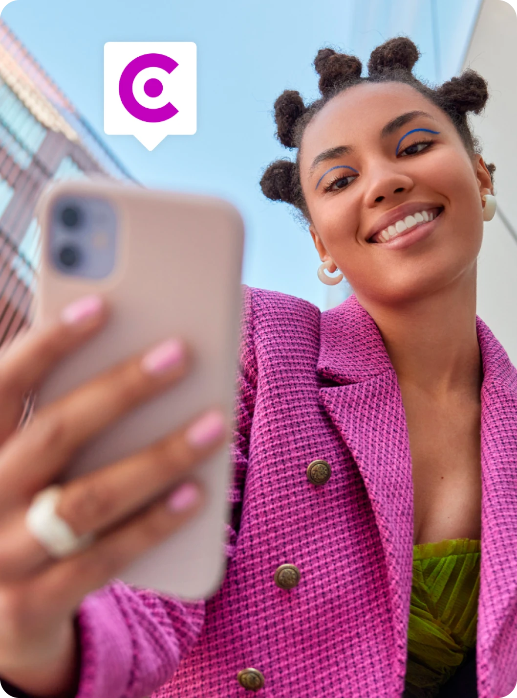 Mulher negra sorridente segurando um celular